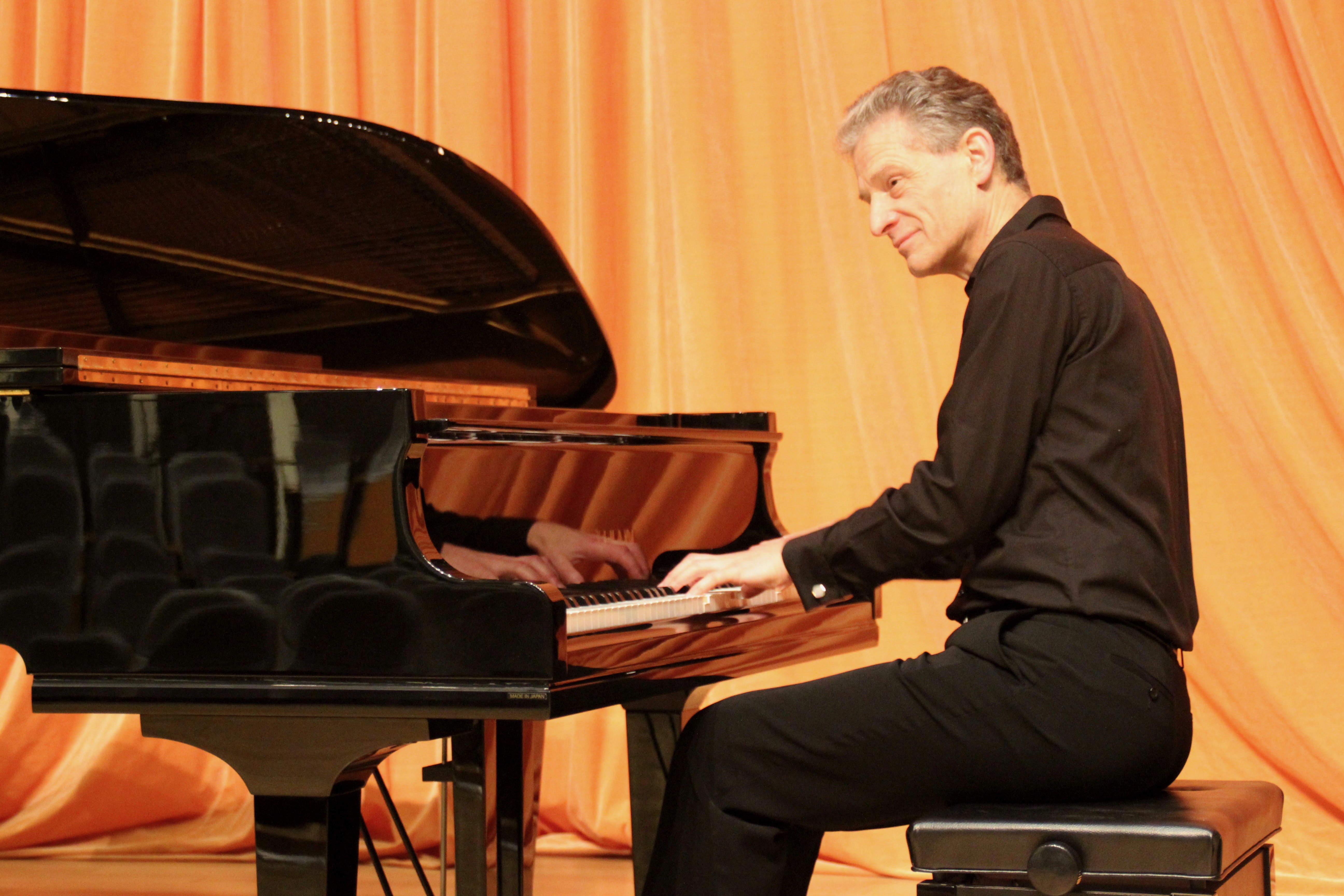 World Class Pianist Dr Julian Hellaby